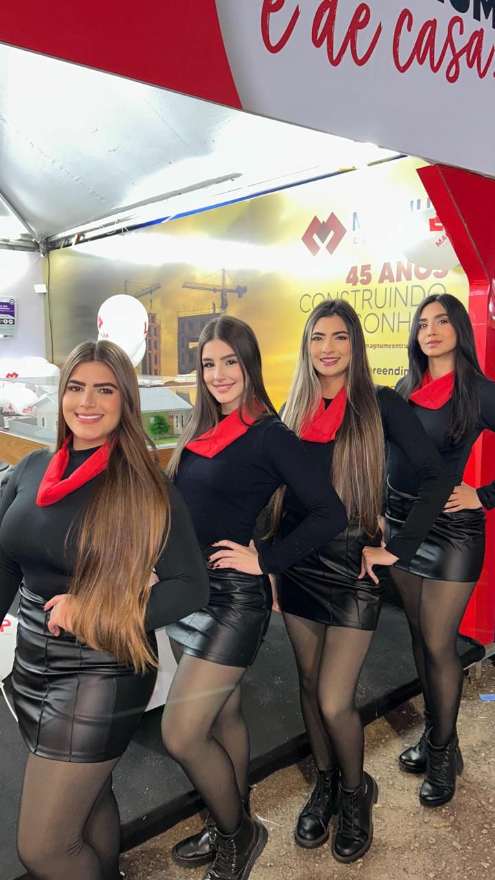 Equipe em stand de vendas